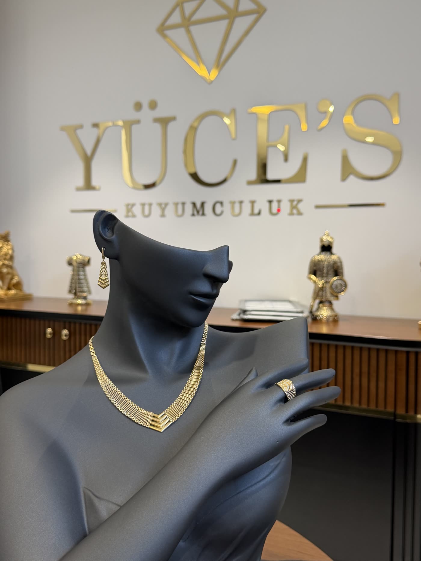 Yüce's Kuyumculuk vitrin