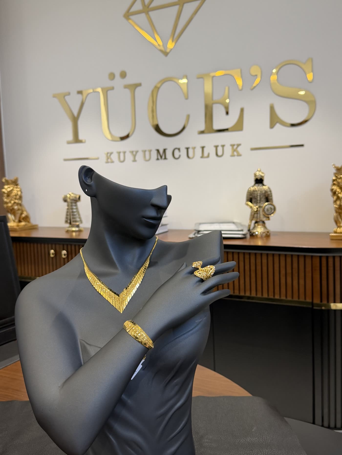 Yüce's Kuyumculuk vitrin