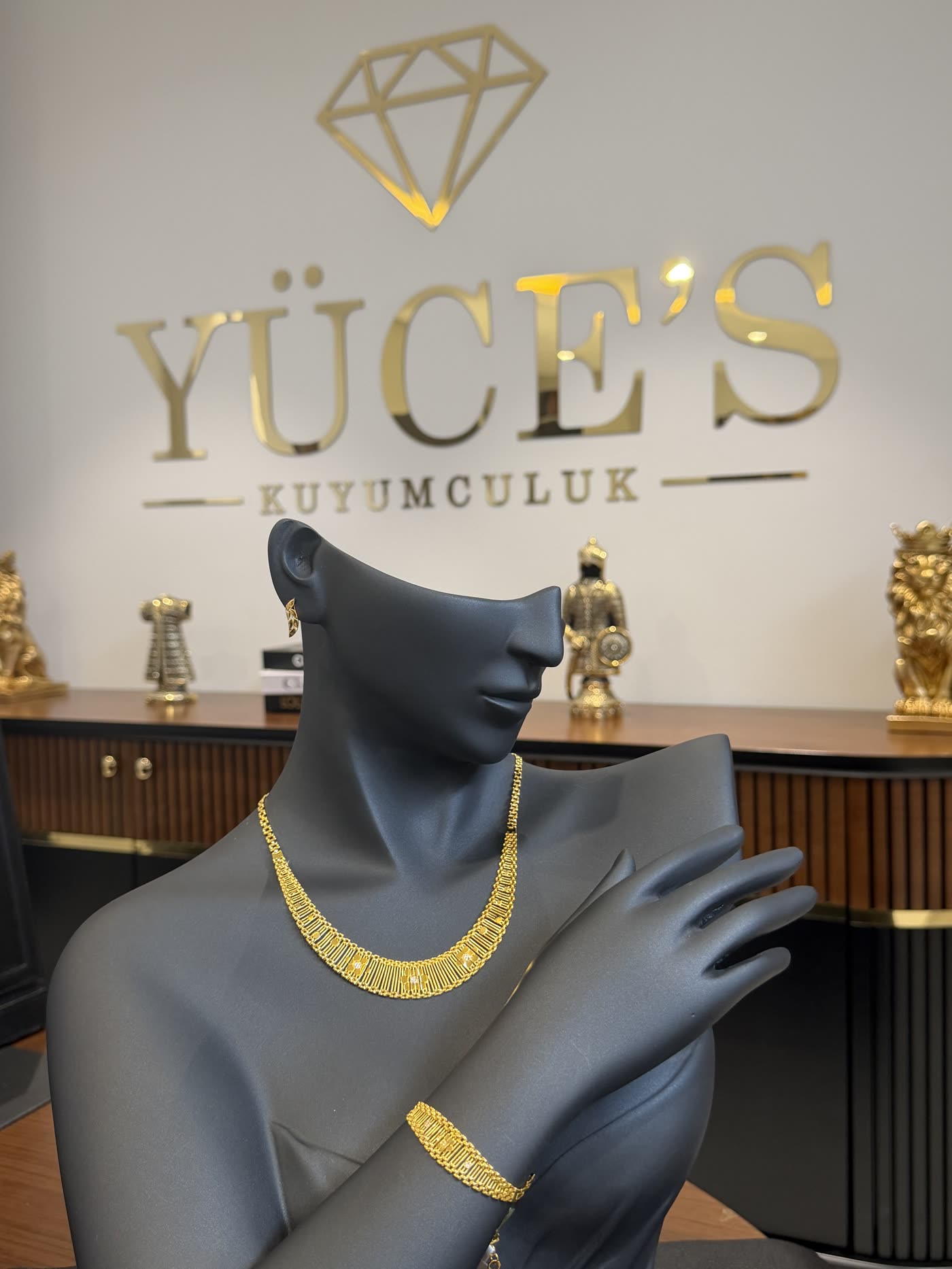 Yüce's Kuyumculuk vitrin